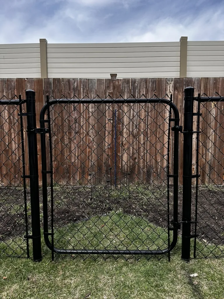 Black vinyl chain link with gate
